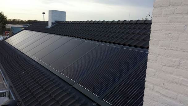 Zonnepanelen op het dak van een huis, die duurzame energie opwekken en bijdragen aan milieuvriendelijkheid.