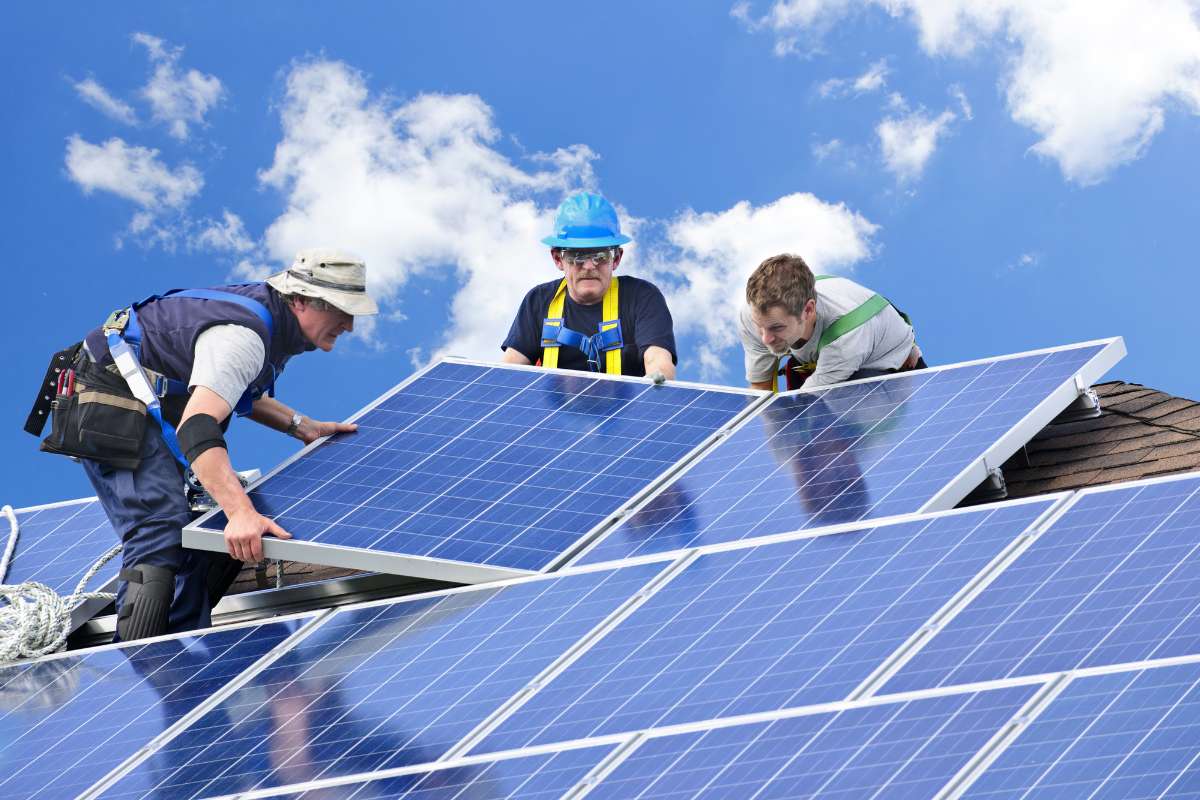 Het gevecht tussen blauwe en zwarte zonnepanelen