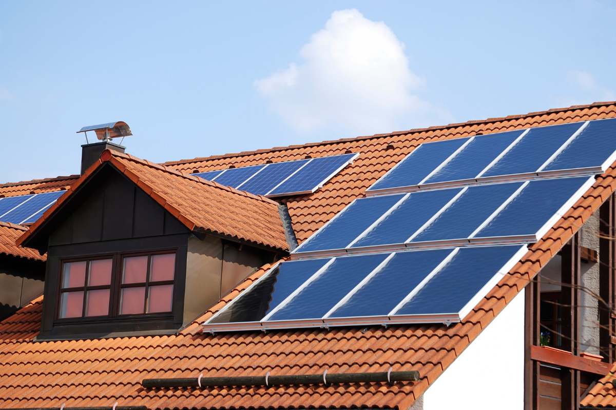 Zonnepanelen op het dak van een huis, die duurzame energie opwekken en bijdragen aan milieuvriendelijkheid.